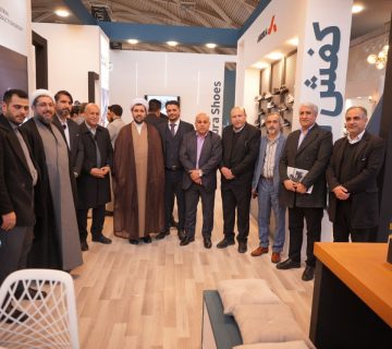 بازدید فرماندار اسلامشهر از غرفه کفش اهورا در نمایشگاه کیف و کفش
