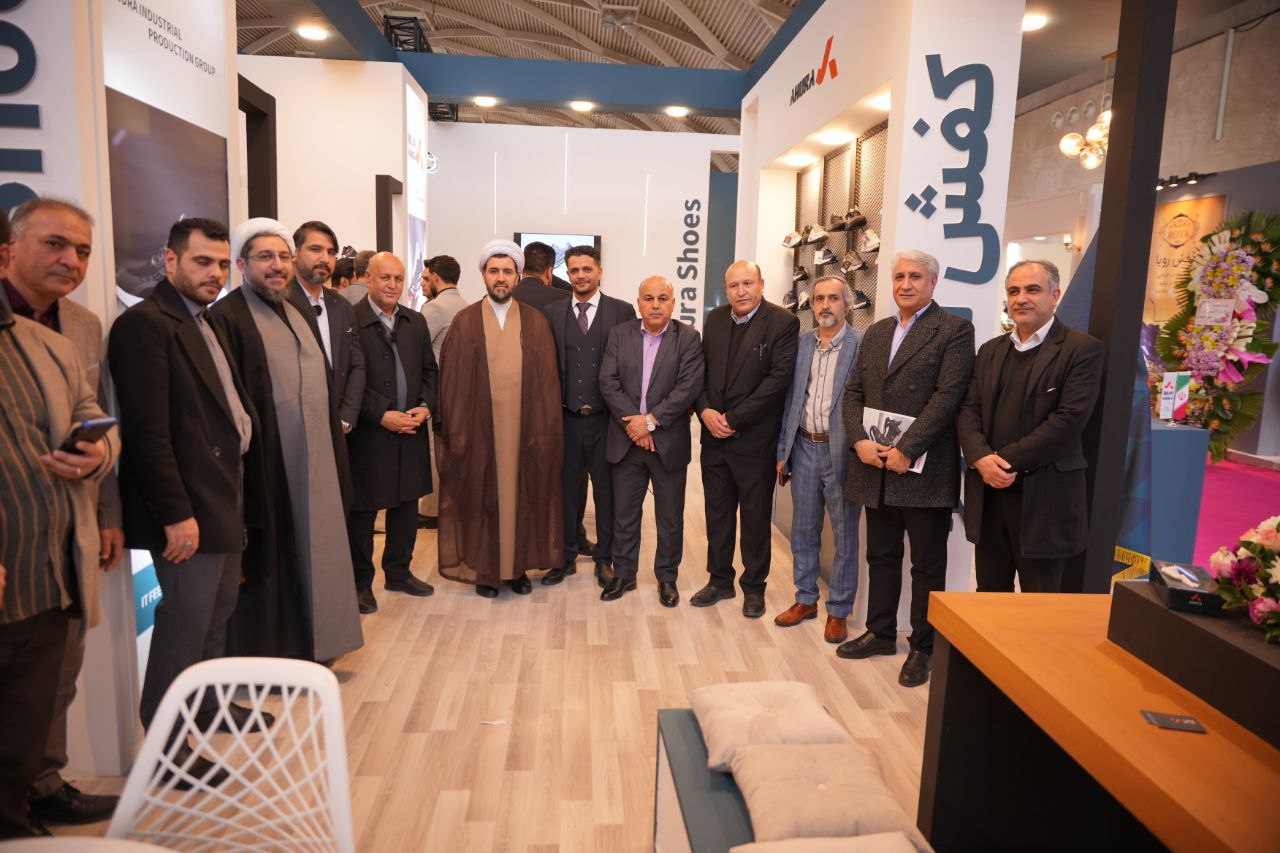 بازدید فرماندار اسلامشهر از غرفه کفش اهورا در نمایشگاه کیف و کفش