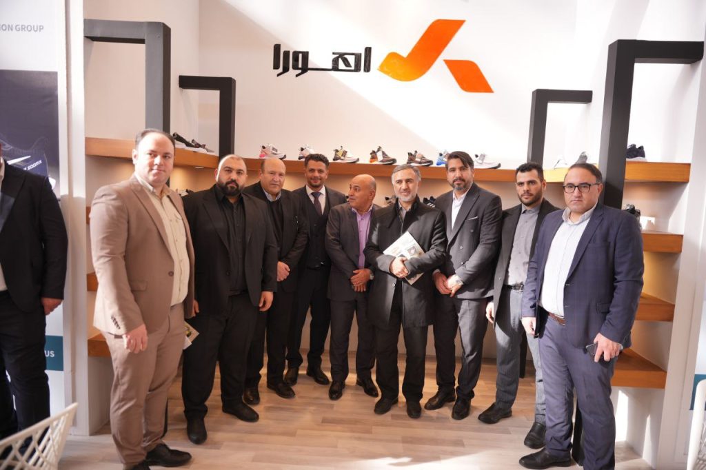 بازدید فرماندار اسلامشهر از غرفه کفش اهورا در نمایشگاه